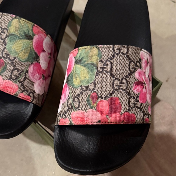 Gucci Black and Pink Floral Sandals - Picture 3 of 7